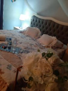 een slaapkamer met een bed met bloemen erop bij Stone dream in Polje