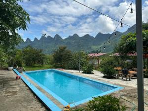 una piscina con montañas al fondo en Đồi Gió Homestay & Campsite, en Ha Giang