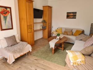 Una sala de estar con dos sofás y un televisor. en Idylle am See, en Zossen