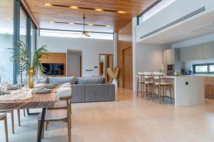 Posezení v ubytování UltraLuxury 4BDR pool villa Botanica Foresta