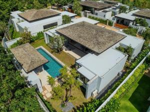 Bazén v ubytování UltraLuxury 4BDR pool villa Botanica Foresta nebo v jeho okolí