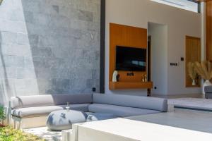 TV a/nebo společenská místnost v ubytování UltraLuxury 4BDR pool villa Botanica Foresta