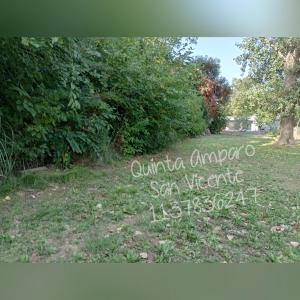 Un cartel que dice Embajada de Guayana en San Vicente en un campo. en Quinta Amparo San Vicente, en San Vicente