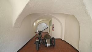 una bicicletta parcheggiata in un corridoio in un edificio di La vista dal borgo a Toscolano Maderno