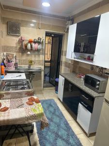 eine kleine Küche mit Herd und Spüle in der Unterkunft Gardinia City luxury Home with 3bed rooms and private pool in Kairo