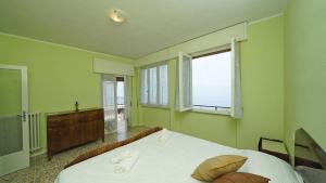 una camera da letto con un letto grande e una finestra di La vista dal borgo a Toscolano Maderno