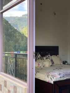 Nespecifikovaný výhled na hory nebo výhled na hory při pohledu z ubytování v soukromí + 7 fotografií