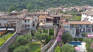 una vista aerea di un villaggio con case di La vista dal borgo a Toscolano Maderno