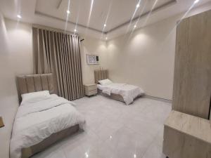 a bedroom with two beds in a room at شقة غرفتين وصالة in Jeddah +1 photo