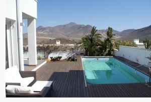 a swimming pool on top of a house at Villa de Luxe in San José