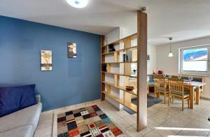 ピーゼンドルフにあるApartment Kitzsteinhornのソファのあるリビングルームとダイニングルーム