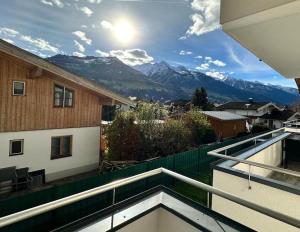 ピーゼンドルフにあるApartment Kitzsteinhornの山の景色を望む建物のバルコニー +3枚の写真