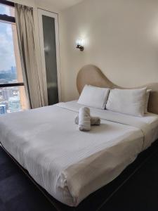 Postel nebo postele na pokoji v ubytování Kuala Lumpur Service Residence Times Square