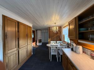 セフレにあるFarmhouse Dalenのテーブルとダイニングルームのあるキッチン