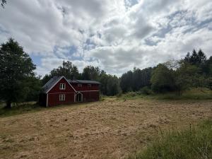 セフレにあるFarmhouse Dalenの野原中の赤納屋 +11枚の写真