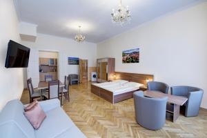 TV a/nebo společenská místnost v ubytování Apartments Paderewski
