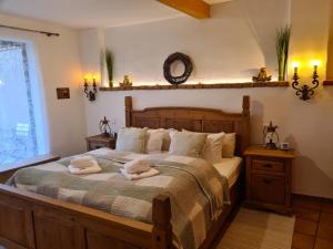 Un dormitorio con una cama grande con toallas. en Idylle am See, en Zossen