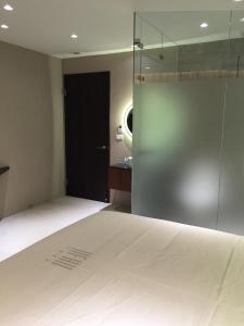 um quarto com uma cama e uma porta de vidro deslizante em Kenting Feliz Hotel em Kenting