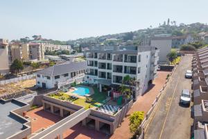 Una vista aérea de un edificio con piscina. en Costa Smeralda by First Private Stays, en Margate