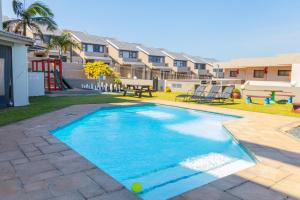 una piscina en el patio trasero de una casa en Costa Smeralda by First Private Stays, en Margate