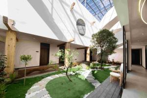 a courtyard with a garden in a building at Yunlanli Mountainside Homestay in Shangri-La +26 photos