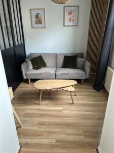 un soggiorno con un divano e un tavolino da caffè di Cozy studio a Quessoy