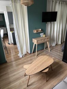 un soggiorno con tavolo in legno e panca di Cozy studio a Quessoy