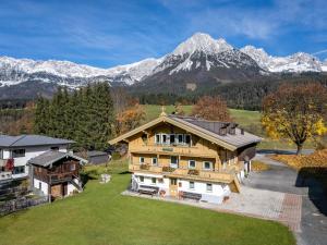 een luchtzicht op een huis met bergen op de achtergrond bij Haus Gaberhel in Ellmau