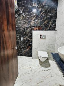 Un baño de Hotel Vatsalya By Shree Ji Group Of Hotels