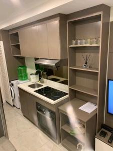 Η κουζίνα ή μικρή κουζίνα στο Aayah Staycation condo & Hotel