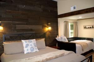 Postel nebo postele na pokoji v ubytování Beautiful Getaway! Spacious, close to Downtown GatlinburgFree tickets to Dollywood & Dinner Shows