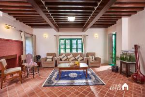 ein Wohnzimmer mit Sofa und Tisch in der Unterkunft Hajuri Kunj Bungalow in Kathmandu
