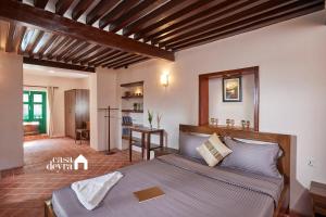 ein Schlafzimmer mit einem großen Bett in einem Zimmer in der Unterkunft Hajuri Kunj Bungalow in Kathmandu