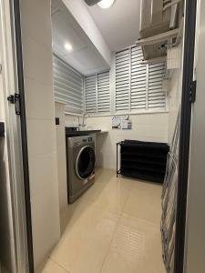 a laundry room with a washing machine in it at Casa Miriam Family Lux in Oropesa del Mar