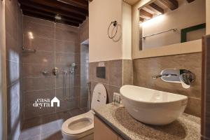 ein Badezimmer mit Waschbecken und Toilette in der Unterkunft Hajuri Kunj Bungalow in Kathmandu + 23 Fotos