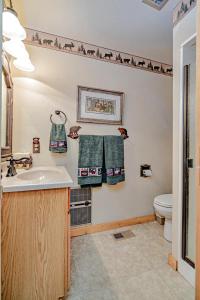 Ένα μπάνιο στο Lake Tahoe West Shore Lake Front 5 bedroom Cabin +31 φωτογραφίες