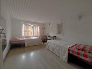 Ένα ή περισσότερα κρεβάτια σε δωμάτιο στο Himal Home