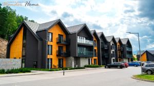 ソスノフカにあるWonder Hill - klimatyzowane apartamenty z bajkowym widokiem na góry i zalewの駐車場車並み