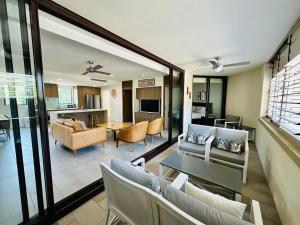 Posezení v ubytování Sea Temple Apartment in Palm Cove