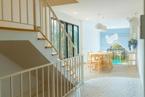 una escalera en una casa con mesa y sillas en Sea Side at Ao Nang Landmark Night Market Krabi, en Ban Khlong Haeng