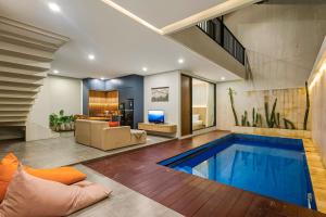 une maison avec une piscine dans le salon dans l'établissement JK Bhavana Villas, à Ngemplak