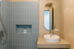 un baño con lavabo y espejo en Sea Side at Ao Nang Landmark Night Market Krabi, en Ban Khlong Haeng 41 fotos más