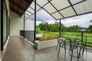 un balcon avec une table et des chaises et une vue dans l'établissement JK Bhavana Villas, à Ngemplak