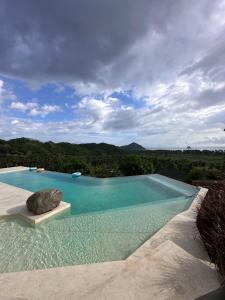 Bazén v ubytování Disini Lombok ECO Sky House with Sea view nebo v jeho okolí