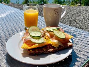 Morgenmad for gæster der bor på Serene Waterfront Retreat-By Traum