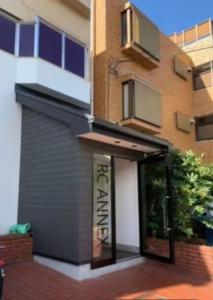 a building with a door with a sign on it at 板橋 RCアネックス Rc206 in Tokyo