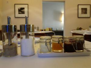 a counter with jars of condiments on a table at Maré Resort in Trani