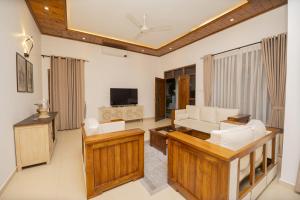 TV a/nebo společenská místnost v ubytování Uppuveli Beach by DSK