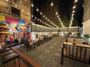 パタンにあるKobaha Stay N Sipのテーブルと椅子と照明のあるダイニングルーム +16枚の写真