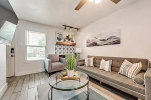 Χώρος καθιστικού στο Condo 1BD HWY161-183 DFW South Irving - I69